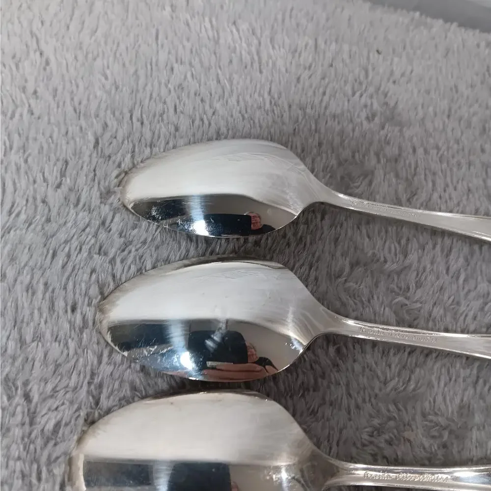 Set of 8 Oneida Silversmiths Silver Plate Clairhill-Fairhill Teaspoons